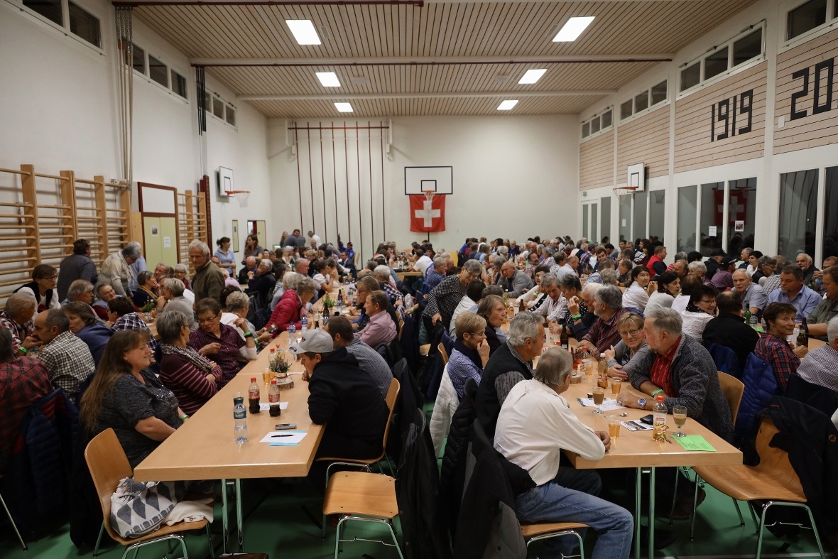 Die randvolle Mehrzweckhalle Reidenbach.