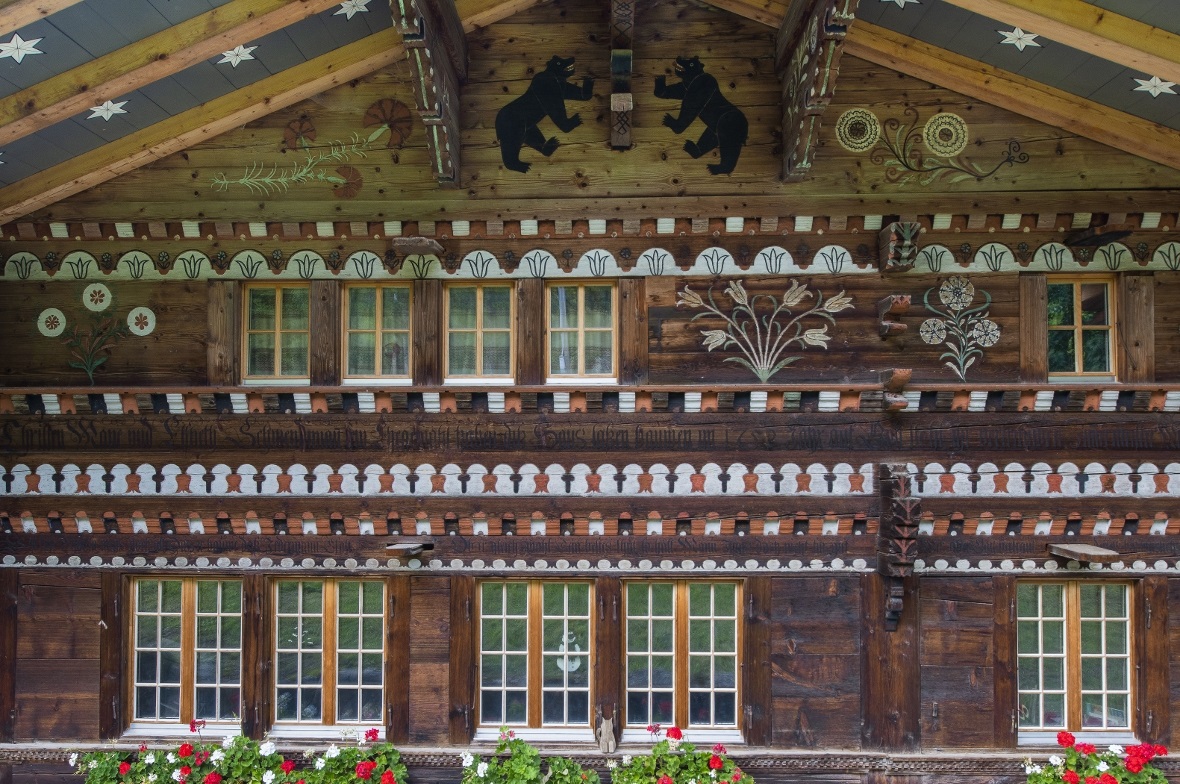 Die reich verzierte Fassade am historischen Haus Wattfluh in Horboden.