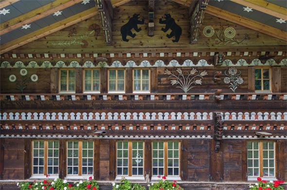 Die reich verzierte Fassade am historischen Haus Wattfluh in Horboden.