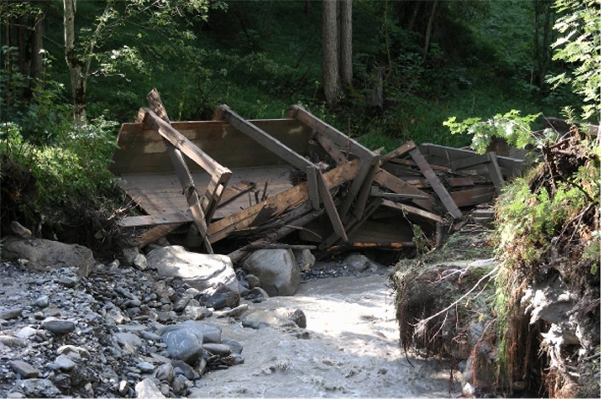 Die riesigen Holzkänel des Umleitungskanals bei der Wasserfassung im Mühleport w...