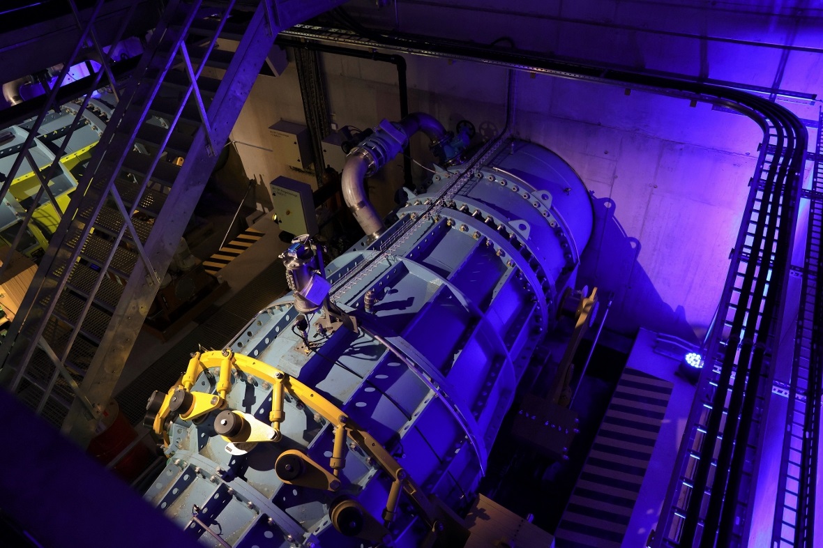Die rund 25 Tonnen schwere Kaplan-Turbine, wurde am Freitag offiziell gestartet.