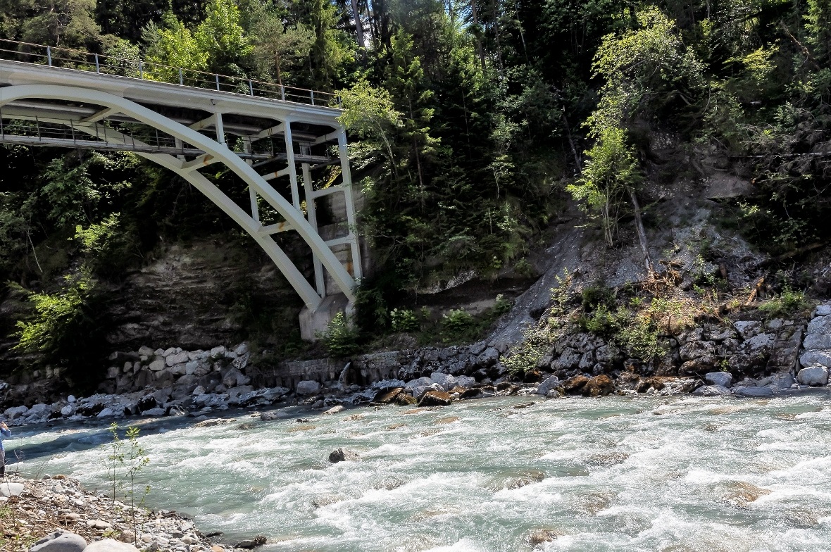 Die rund 280 Meter langen Blockrampen befinden sich bei der Kander oberhalb der ...