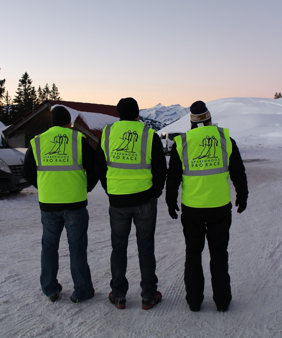 Die schmucken Gilets Jaunes haben den Parkplatz souverän im Griff. Vier ganz bre...
