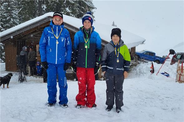 Die schnellsten Oberwiler Fassdaubenfahrer: In der Kategorie Kinder siegte Fabian Dubach (Mitte) vor Simon Zeller (rechts) und Gian Bühler. In der Kategorie Erwachsene Mixed siegte Marco Siegenthaler vor Fabian Ast und Marcel Wyssmüller.