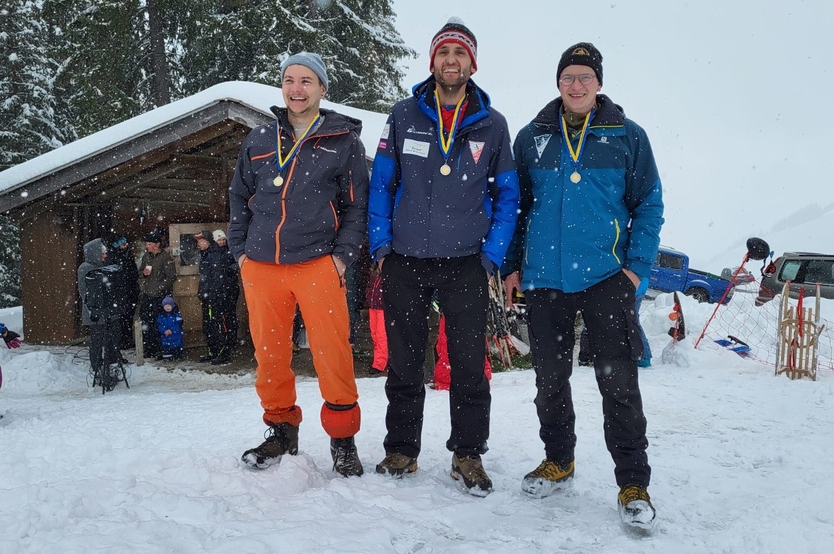 Die schnellsten Oberwiler Fassdaubenfahrer: In der Kategorie Kinder siegte Fabian Dubach (Mitte) vor Simon Zeller (rechts) und Gian Bühler. In der Kategorie Erwachsene Mixed siegte Marco Siegenthaler vor Fabian Ast und Marcel Wyssmüller.