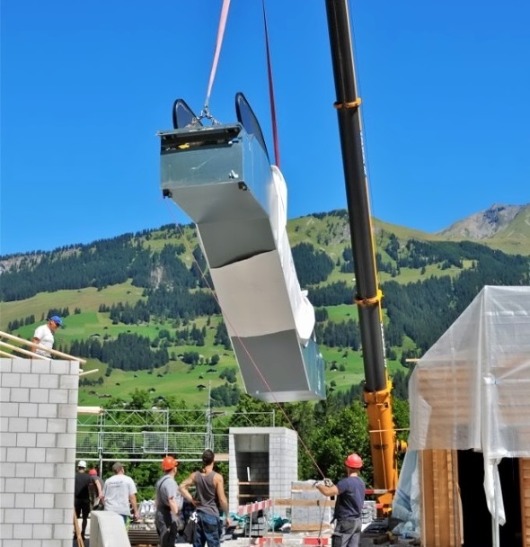 Die sechs Tonnen schweren Rolltreppen schweben durch die Luft für mehr Gästekomfort ab Winter 12-13.