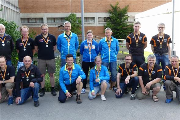 Die siegreiche Gruppe aus Buchholterberg in der Mitte, flankiert von Zweisimmen-St. Stephan (links) und dem Team aus Sigriswil.