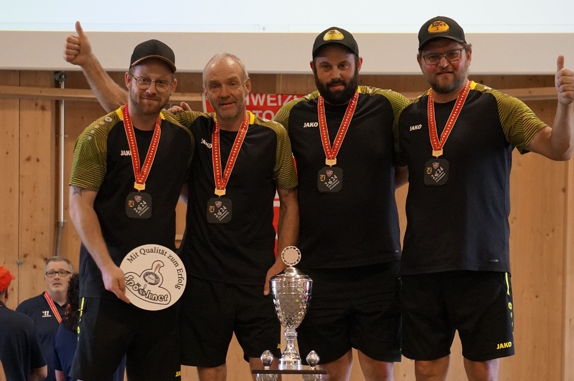 Die siegreiche Mannschaft des ESC Zweisimmen Rinderberg mit Sandro Bischoff, Andreas Bischoff, Tobias Bischoff und Heinz Knöri.