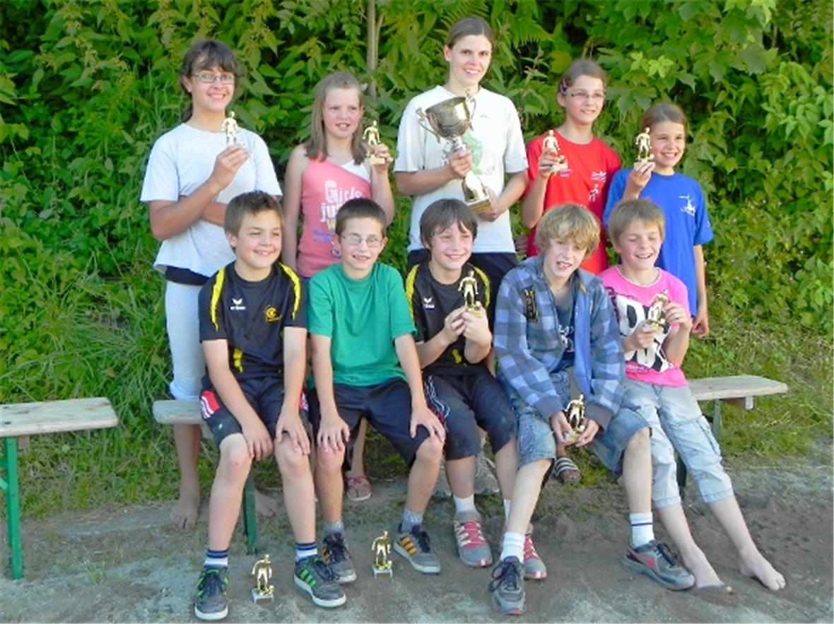 Die siegreichen Piccolos, hinten von links: Gina Espinola, Tanja Ummel, Karin Stucki (Coach), Vivianne Hinni, Sarah Lanz Vorne: Marco Willener, Toni Eschler, Lars Spalinger, Alexander Ruf, Luca Mülchi