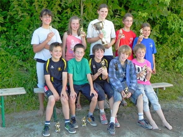 Die siegreichen Piccolos, hinten von links: Gina Espinola, Tanja Ummel, Karin Stucki (Coach), Vivianne Hinni, Sarah Lanz Vorne: Marco Willener, Toni Eschler, Lars Spalinger, Alexander Ruf, Luca Mülchi