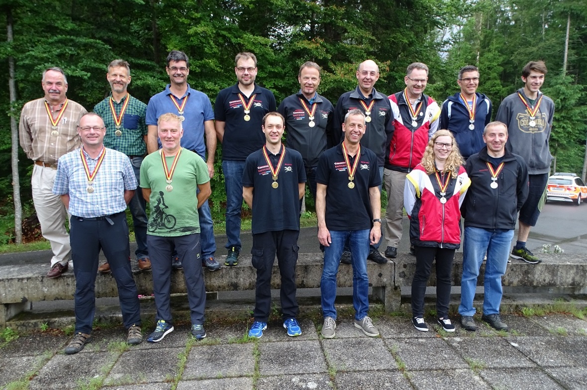 Die siegreichen Schützen von Zweisimmen St. Stephan (Mitte): Michael Bieri, Michael Annen, Erich Rufener, Martin Liebi und Martin Zahler vor den Zweitplatzierten Thun Stadt (rechts) und den drittplatzierten Schützen von Bönigen.
