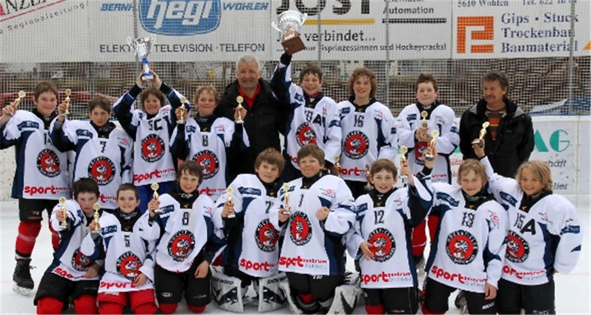 Die siegreichen «Siebzehn». Hinten: Roman Bach, Nils Kunz, Silvan Schenk, Oliver Stutz, Trainer Ruedi Kunz, Noah Wälti, Tobias Ryter, Simon Reusser und Betreuer Adrian Schenk. Vorne: Silvan Ludi, Sascha Jakob, Pyry Matti, Leandro Frei, Kenny Wehren, Marcel Bernasconi, Rhys de Decker und Klemens Baumgartner.