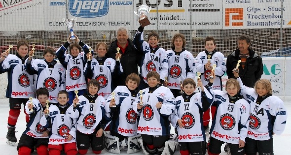 Die siegreichen «Siebzehn». Hinten: Roman Bach, Nils Kunz, Silvan Schenk, Oliver Stutz, Trainer Ruedi Kunz, Noah Wälti, Tobias Ryter, Simon Reusser und Betreuer Adrian Schenk. Vorne: Silvan Ludi, Sascha Jakob, Pyry Matti, Leandro Frei, Kenny Wehren, Marcel Bernasconi, Rhys de Decker und Klemens Baumgartner.