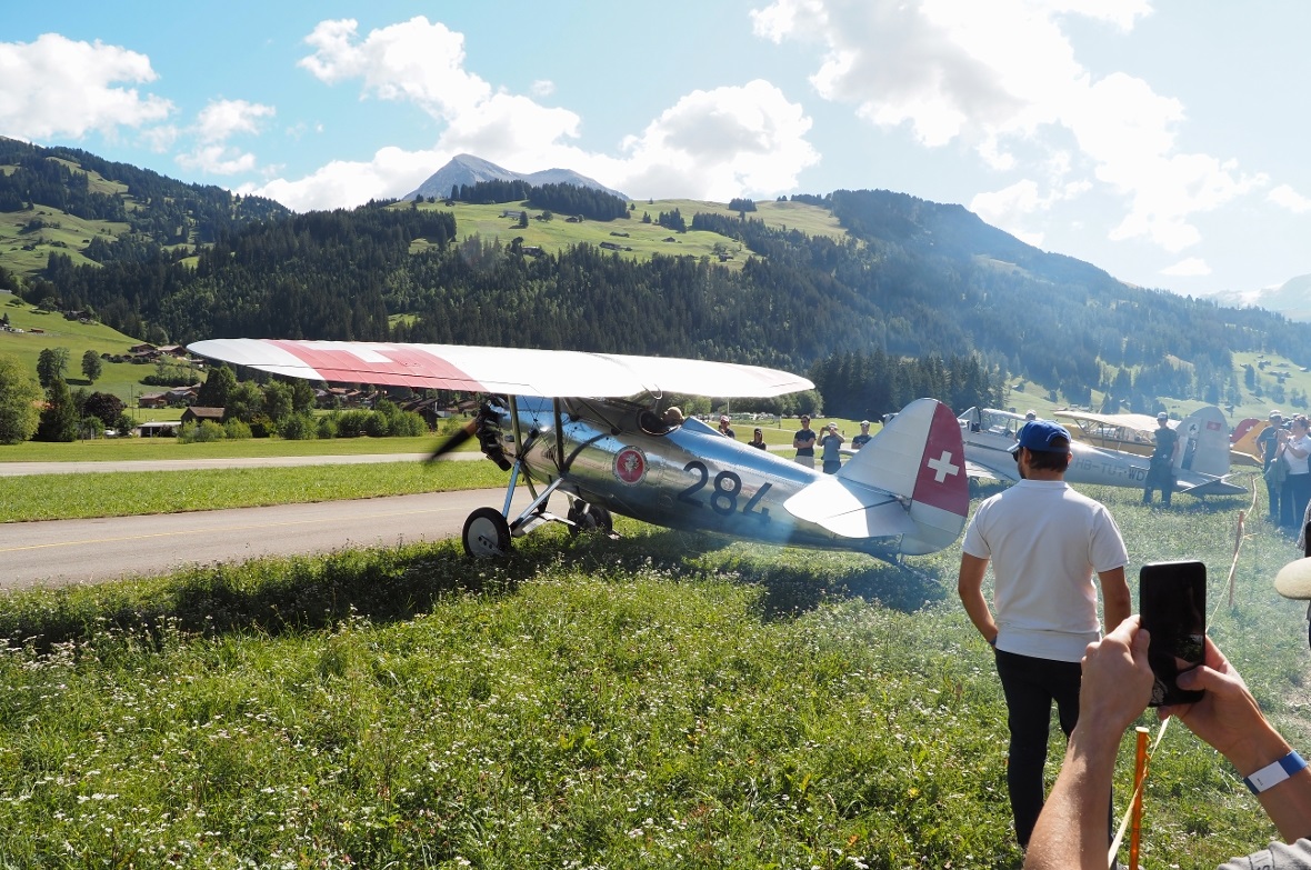 Die silberne Dewoitine D.26 – HB-RAI ist ein einsitziger Schweizer Militärtraine...