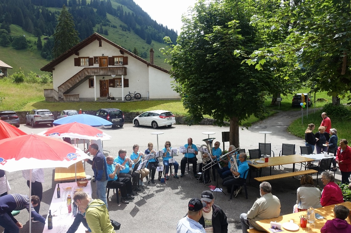 Zwei Jubiläen in einem beim Hotel Kurhaus Grimmialp Die sommlichen Temperaturen luden an der Jubiläüumsfeier zum Verweilen im Freien ein – mit musikalischen Beiträgen.