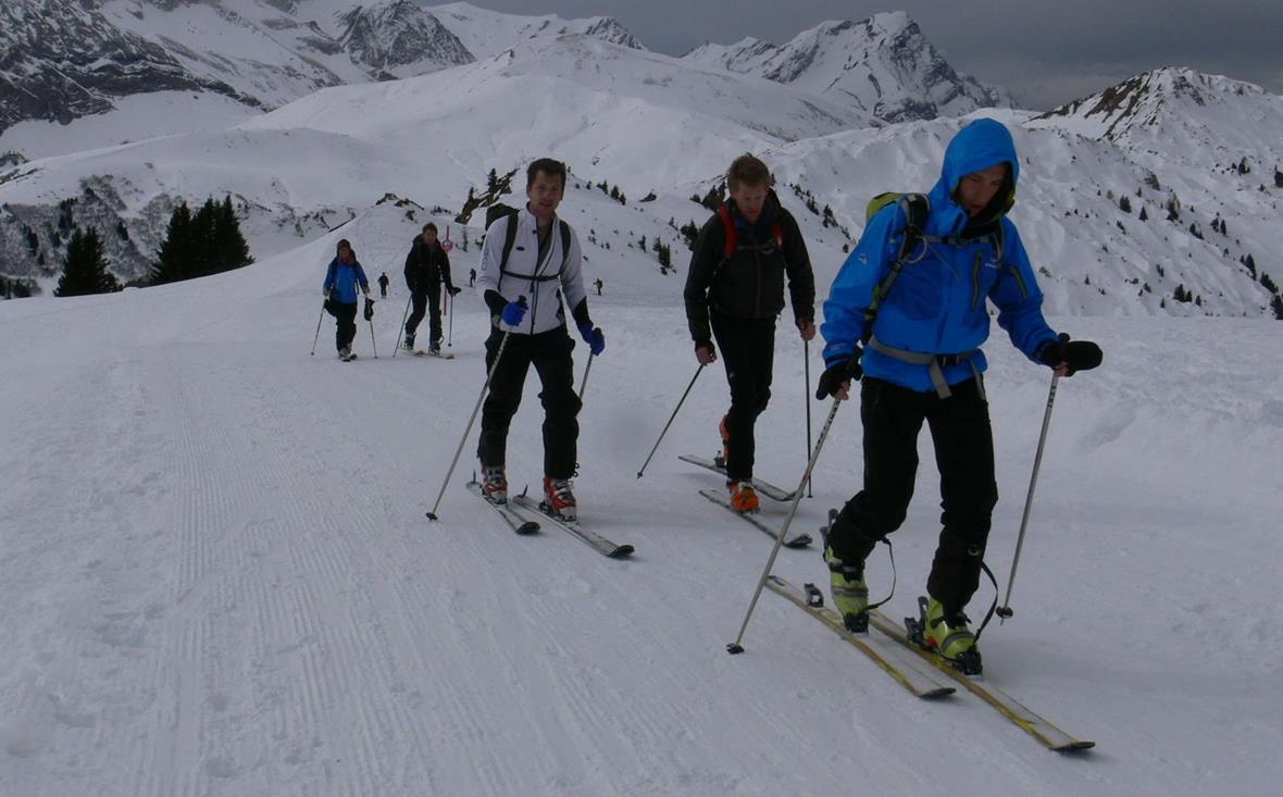 Die starken Winde gaben den Läufergruppen auf dem Leiterli nicht Anlass zu einer ausgedehnten Gipfelrast. Ein gegenseitiger Glückwunsch, die Felle verschwanden im Rucksack, ein Schluck Gipfelwein und raschmöglichst auf die Abfahrt zumindest bis zur Bergstation, war die Devise.