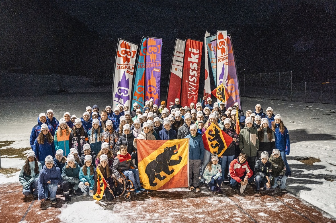 Die stolze Berner Delegation des 83. Jugendskilagers an der Lenk.