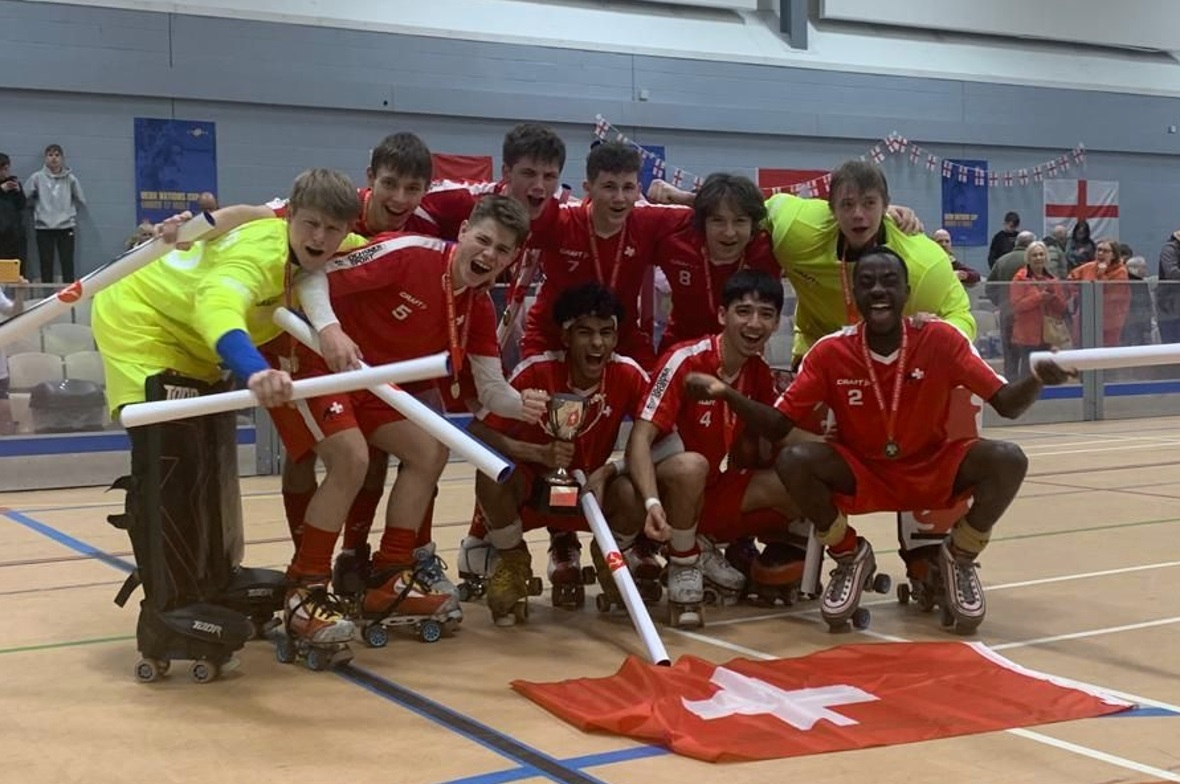Die stolze U17-Spieler der Rollhockey-Nationalmannschaft nach ihrem Sieg in Middlesbrough (GB) gegen England.