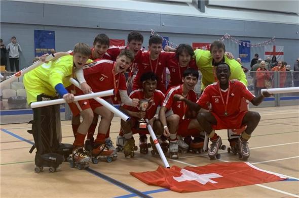 Die stolze U17-Spieler der Rollhockey-Nationalmannschaft nach ihrem Sieg in Middlesbrough (GB) gegen England.