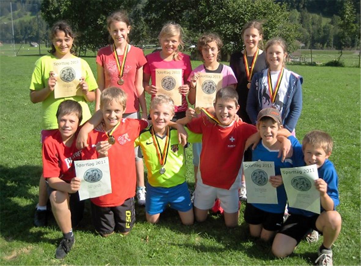 Die stolzen Sieger, oben: Rahel Treuthardt, Emely Schweizer, Céline Gobeli, Monika Riesen, Nina Gobeli, Nadja Maier. Unten: Lars Klossner, Andri Riesen, Nick Gfeller, Marco Rindlisbacher, Kimi Kammer und Franjo Von Allmen.