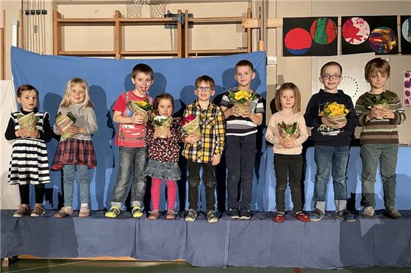 Die stolzen und zufriedenen Jungschauspieler nach ihrer Aufführung.