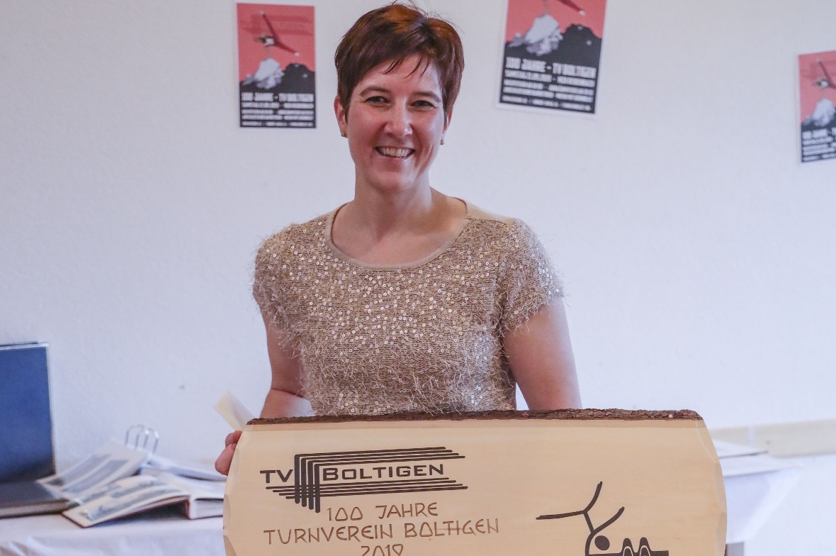 Die strahlende Präsidentin des heutigen Turnvereins Boltigen: Heidi Rubin mit de...