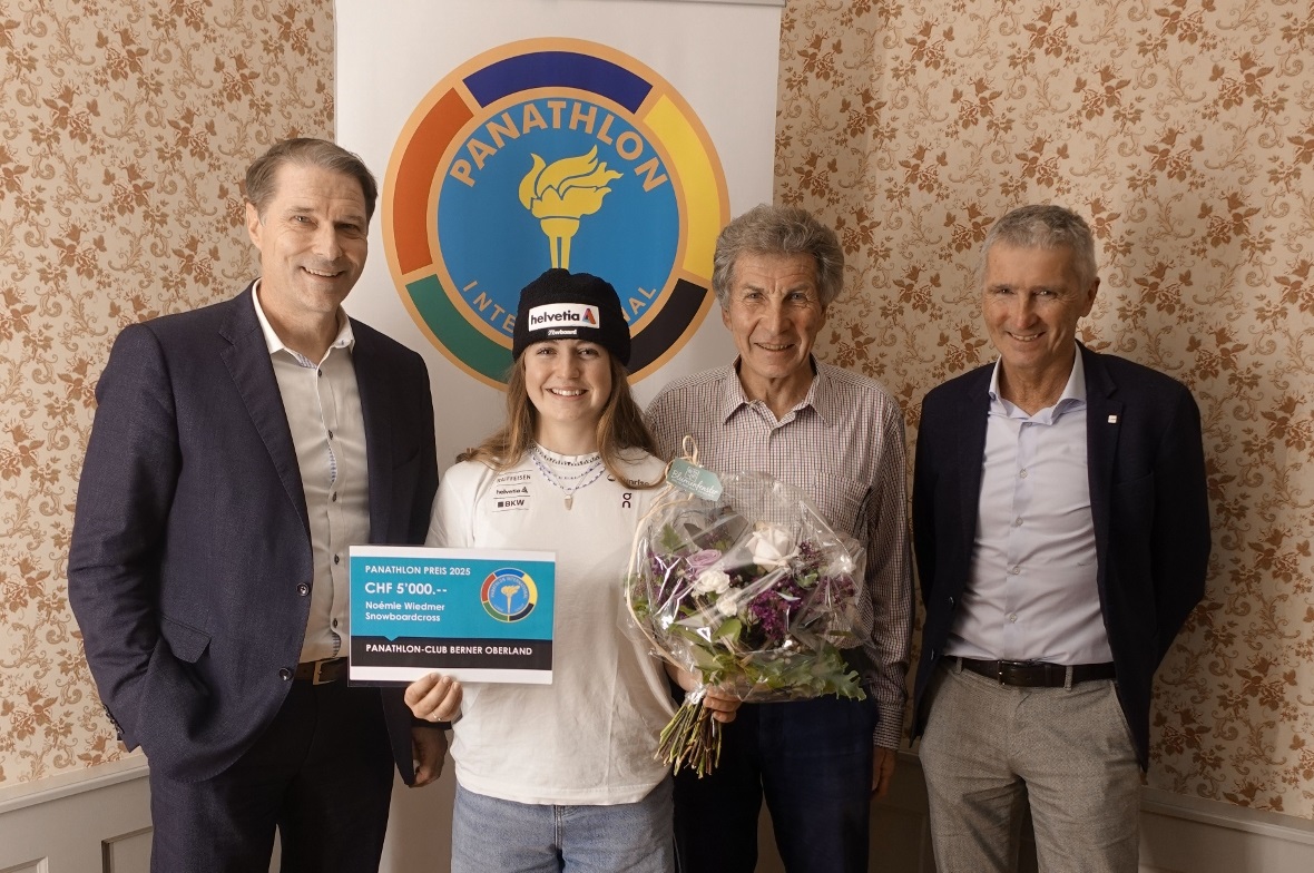 Die strahlende Preisträgerin Noémie Wiedmer mit den Panathlon-Vertretern Matthias Zurbuchen, Armin Oehrli und Hippolyt Kempf.