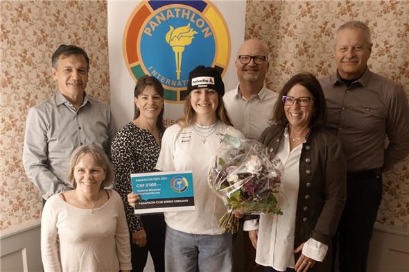 Snowboardcrosserin Noémie Wiedmer erhielt Panathlon-Preis überreicht Die strahlende Preisträgerin mit ihrem engsten Umfeld: Manager Alexander Schiendorfer, Gotti Karin Schärer, Mama Monika Wiedmer, Noémie Wiedmer, Remo Tschabold, Gotti Kathi Reber sowie Gemeindepräsident Jürg Stucki.