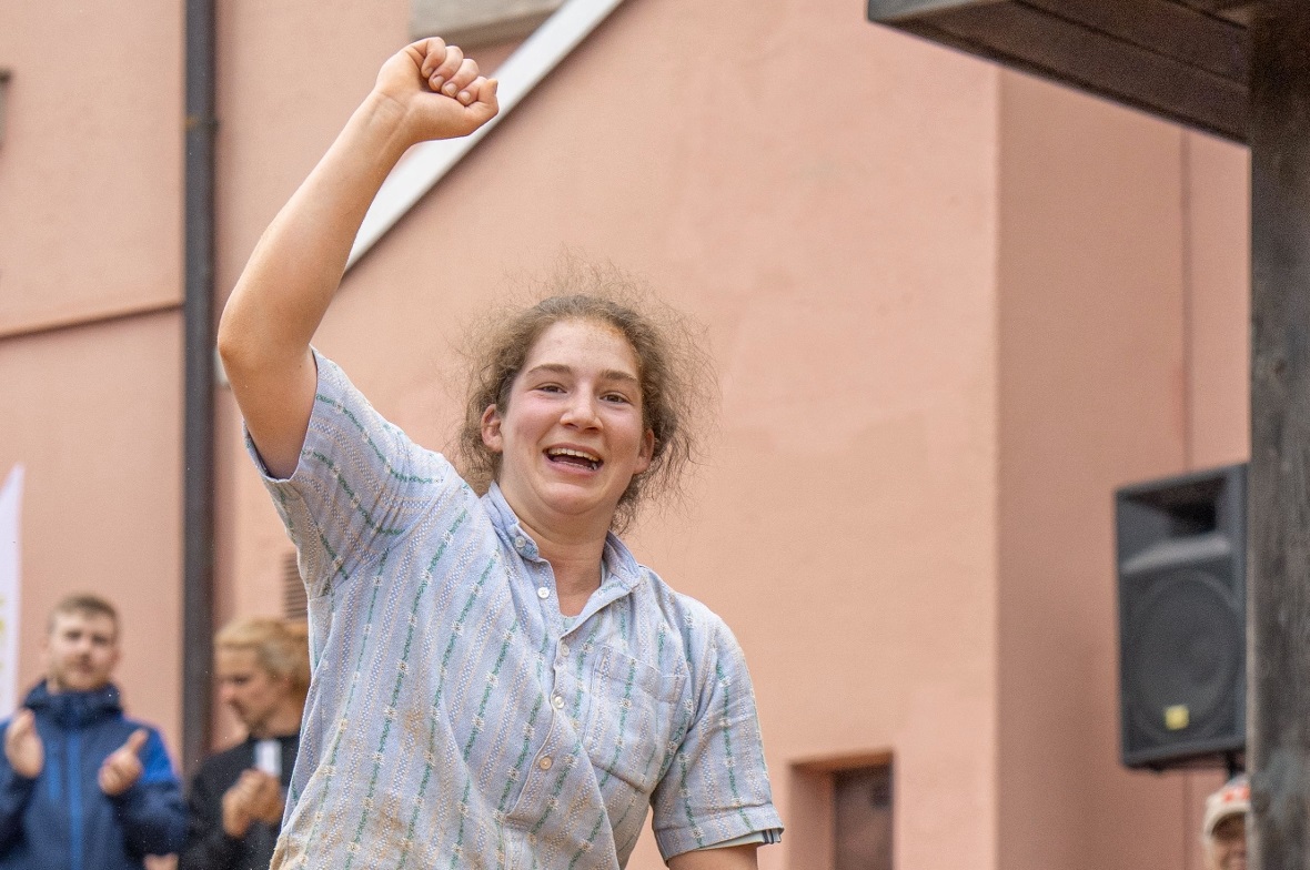 Die strahlende Siegerin Melissa Klossner vom Horboden – geschultert von ihren beiden Berner Teamkolleginnen Katja Künzi (links) und Jasmin Gäumann.