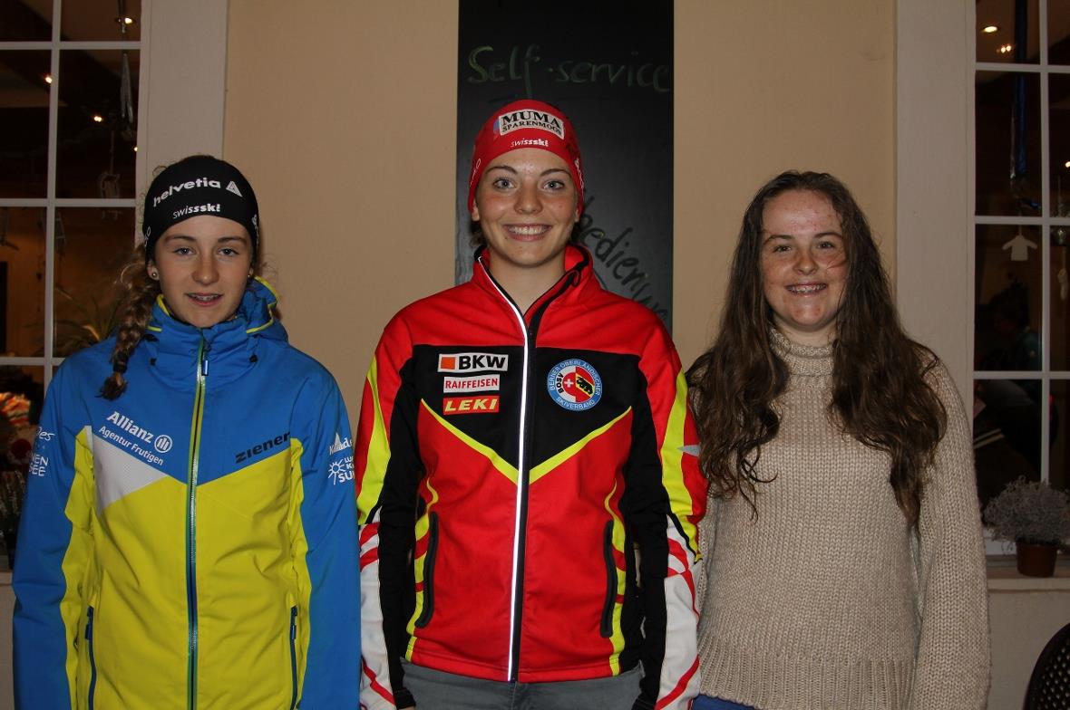 Die strahlende Siegerin Yara Burkhalter, Zweisimmen, wird von Lea Niedhart aus Kandersteg (2. Platz) und Fabienne von Weissenfluh (3. Platz), ebenfalls Zweisimmen, umrahmt.