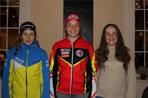 Die strahlende Siegerin Yara Burkhalter, Zweisimmen, wird von Lea Niedhart aus Kandersteg (2. Platz) und Fabienne von Weissenfluh (3. Platz), ebenfalls Zweisimmen, umrahmt.