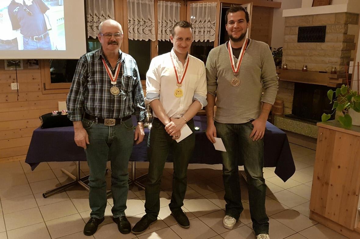Die strahlenden Medaillen-Gewinner der Jahresmeisterschaft: Erwin Boss (2. Rang), Edwin Karlen (1. Rang) und Sandro Messerli (3. Rang).