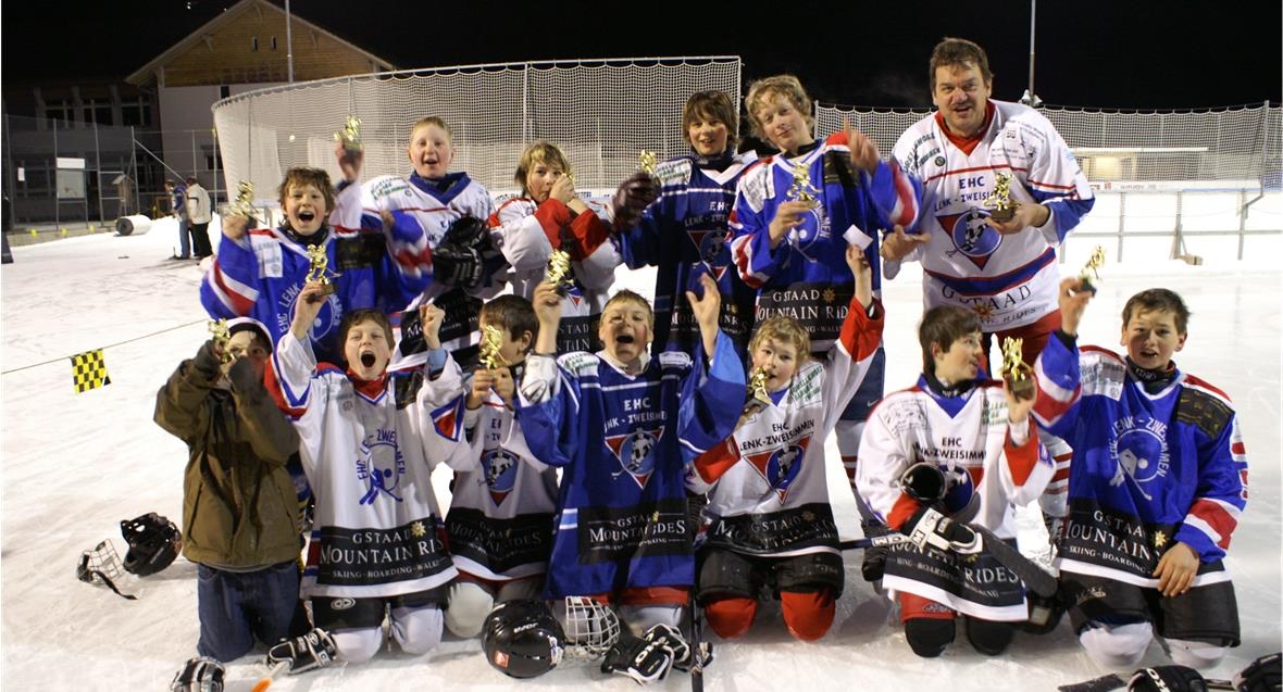 Die strahlenden Moskito mit dem Pokal.