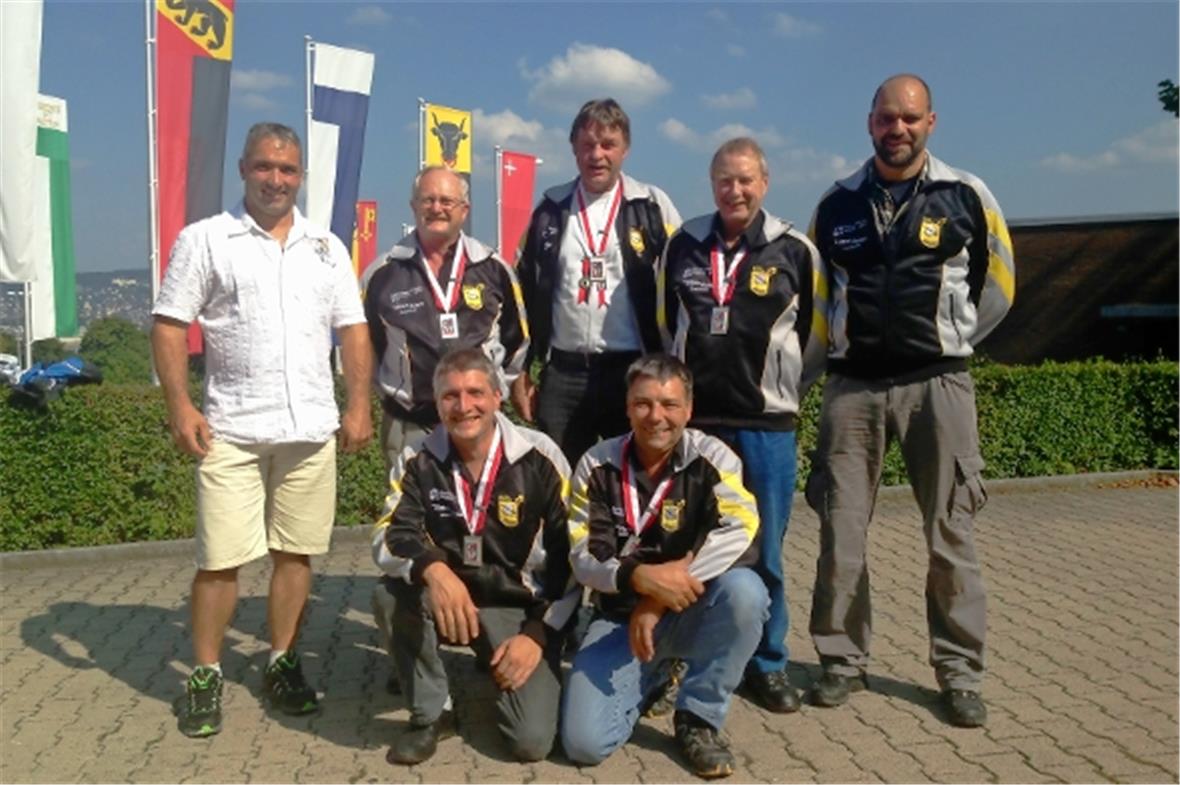 Die strahlenden Silbermedaillen-Gewinner Militärschützen Mannried.