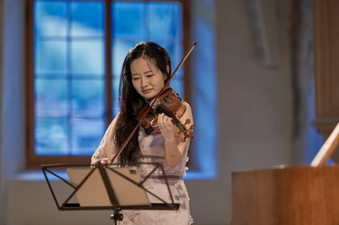 Bomsori Kim: Wenn Klang zur Sprache wird Die südkoreanische Geigerin Bomsori Kim beeindruckte mit einem anspruchsvollen Programm bei ihrem Auftritt im Rahmen des Gstaad Menuhin Festivals in der Kirche Zweisimmen.