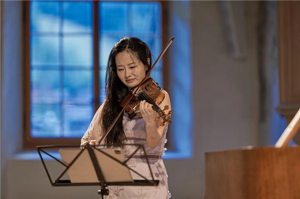 Die südkoreanische Geigerin Bomsori Kim beeindruckte mit einem anspruchsvollen Programm bei ihrem Auftritt im Rahmen des Gstaad Menuhin Festivals in der Kirche Zweisimmen.
