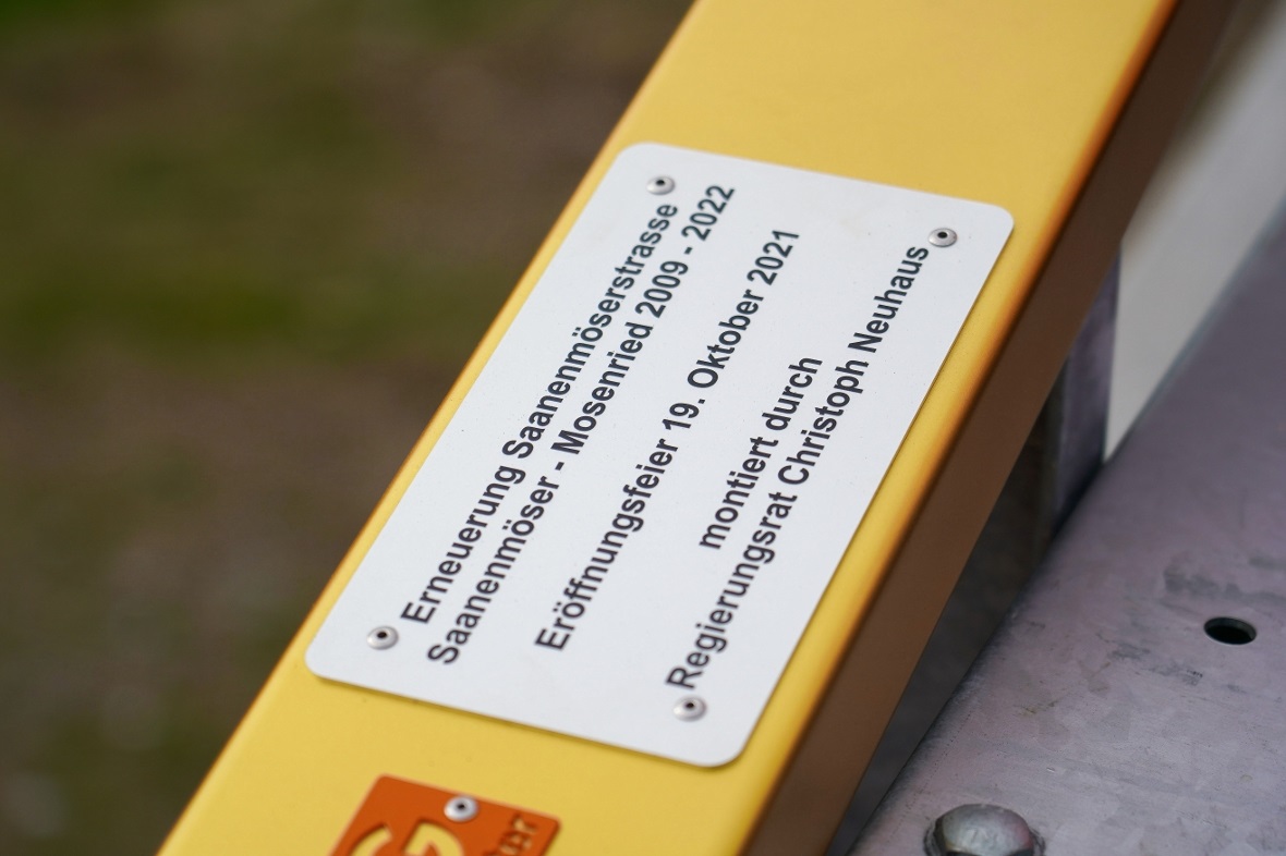 Die symoblische «Goldene Leitplanke» wurde von Regierungsrat Christoph Neuhaus u...