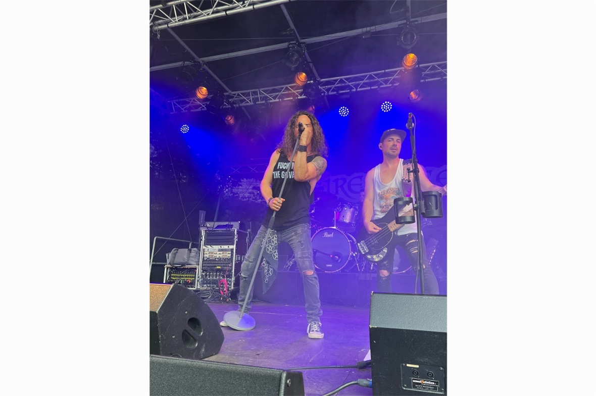 Die sympatischen Jungs von Fire Rose feierten nach ihrem Auftritt im Publikum we...