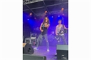 Die sympatischen Jungs von Fire Rose feierten nach ihrem Auftritt im Publikum weiter.