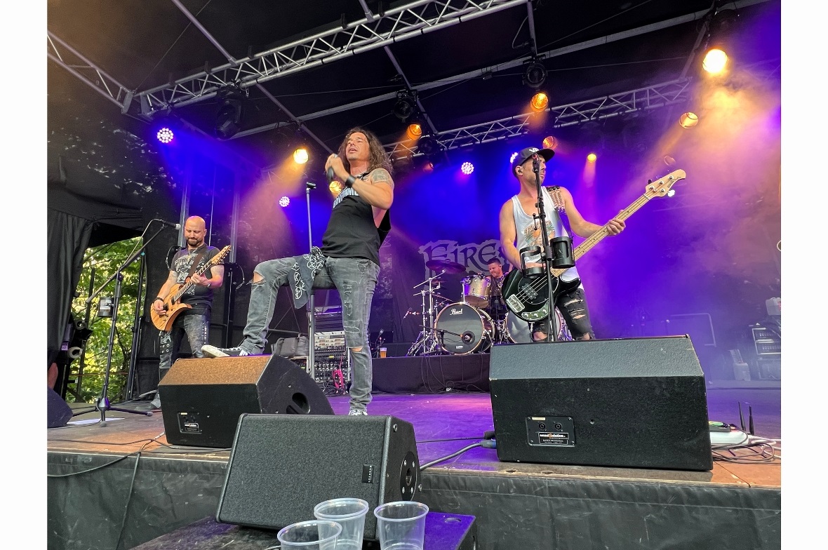 Die sympatischen Jungs von Fire Rose feierten nach ihrem Auftritt im Publikum we...