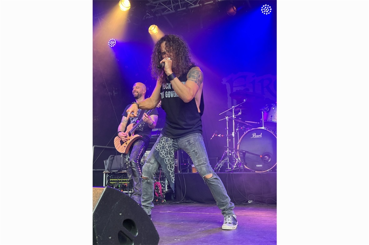 Die sympatischen Jungs von Fire Rose feierten nach ihrem Auftritt im Publikum we...