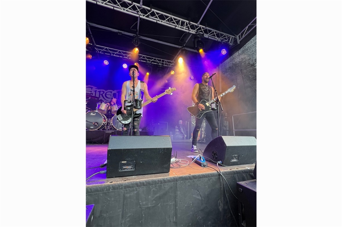 Die sympatischen Jungs von Fire Rose feierten nach ihrem Auftritt im Publikum we...