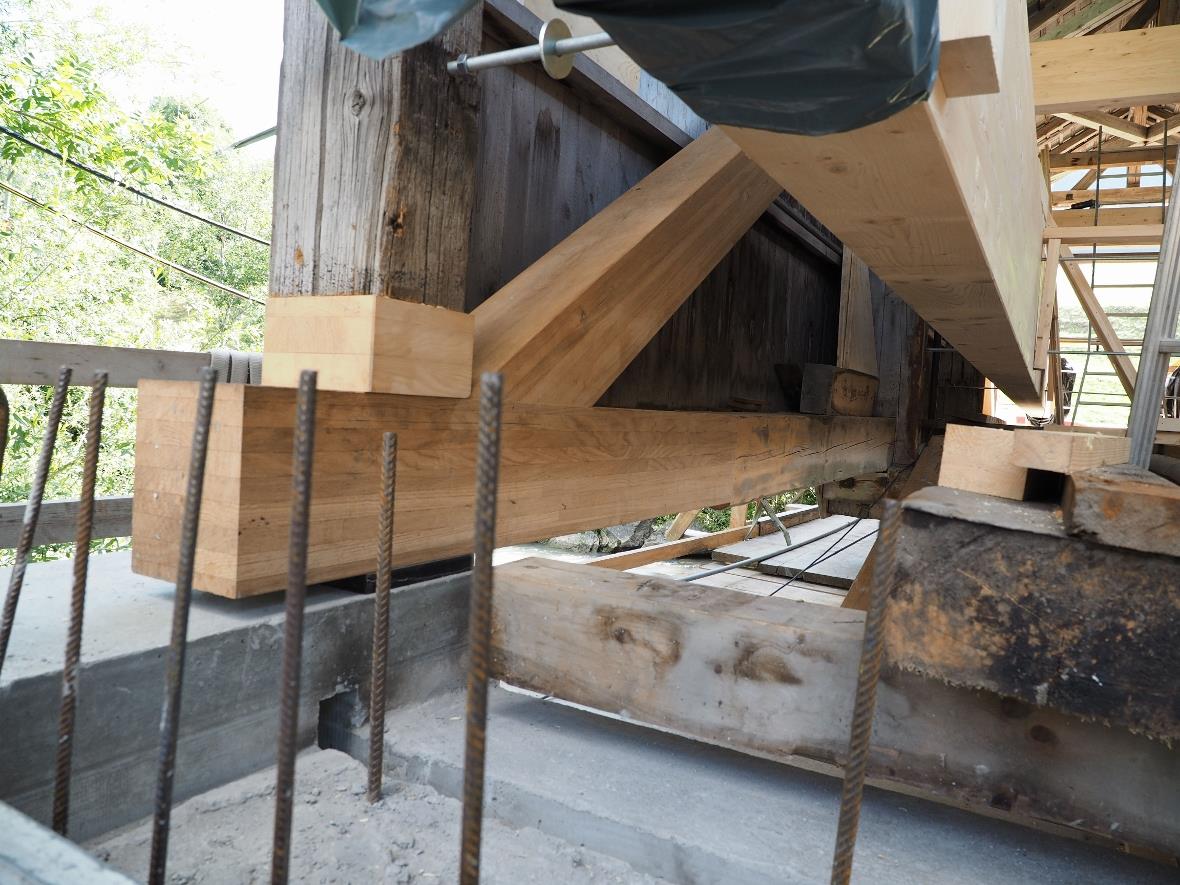 Die tragenden Balken wurden an den Enden abgesägt und mit den neuen Balken verle...