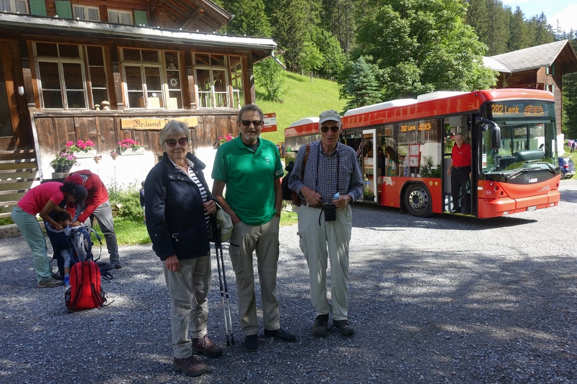 Die treue Lenker Gästefamilie Brönnimann bedankt sich bei Jürg Erni für die im B...