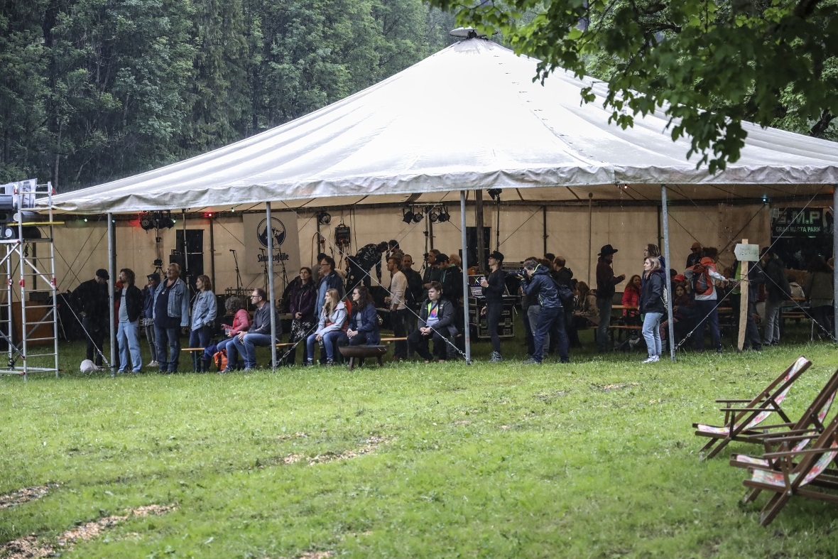 Die treuen Zuschauer suchen Schutz vor dem Regen