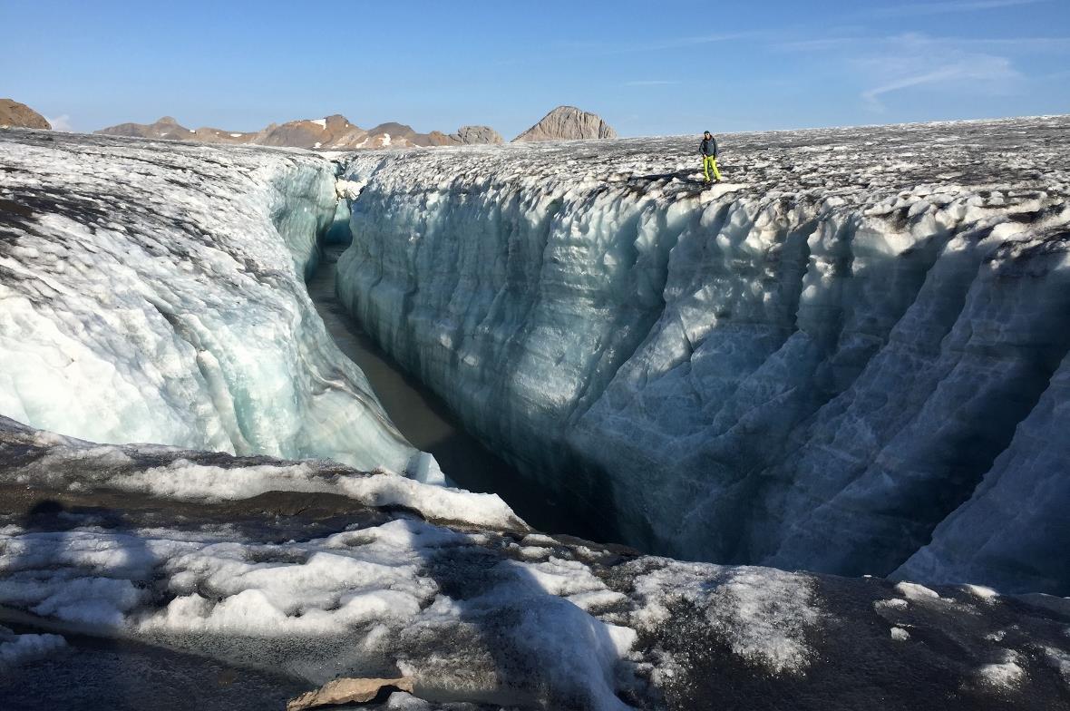 Die über 10 m tiefe Ablaufrinne des Faverge-Sees im Eis der Plaine Morte.