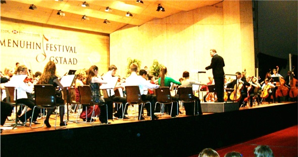 Die vereinigten Orchester unter der Leitung von Michael S. Bach.