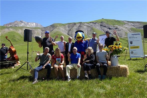 Die vereinte Globi-Familie mit Götti Chrigu Stucki, Texter Jürg Lendenmann, Senn Erich Wäfler, Globi, Zeichner Daniel Frick und Gleitschirmpilot Chrigel Maurer (hinten). Vorne winken Hörbuch-Vertoner Alexius Tschallener, Gotti Joana Hählen, Globi-Stimme Walter Andreas Müller, Globi Verlagsleiterin Gisela Klinkenberg sowie Marketingleiterin Seraina von Känel von den Bergbahnen Engstligenalp.