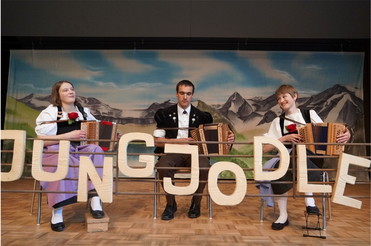 Die verschiedenen Örgeliformationen der Lengger Bärgstimmi spielten Traditionell...