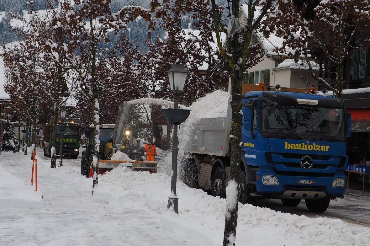 Die verschiedenen Transportfirmen arbeiten mit dem Gemeindeteam Hand in Hand: Wa...